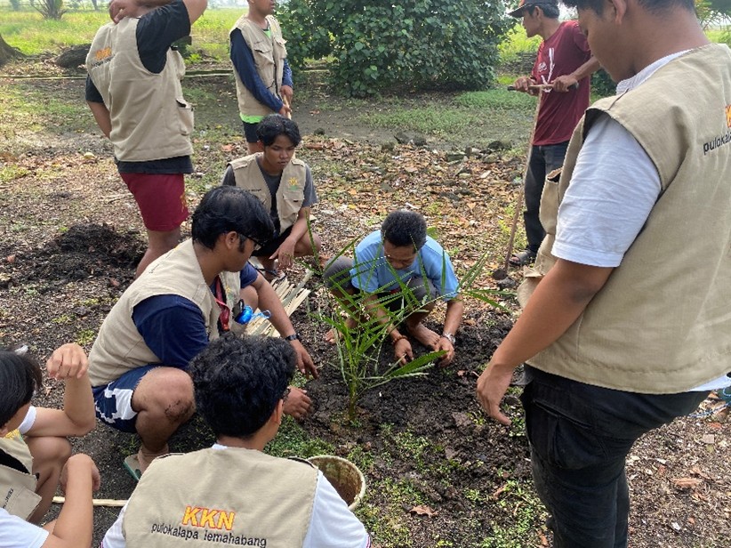 Hasil Inovasi Mahasiswa KKN Unsika, Taman Vertikal dan Penghijauan Warnai Makam Syekh Quro