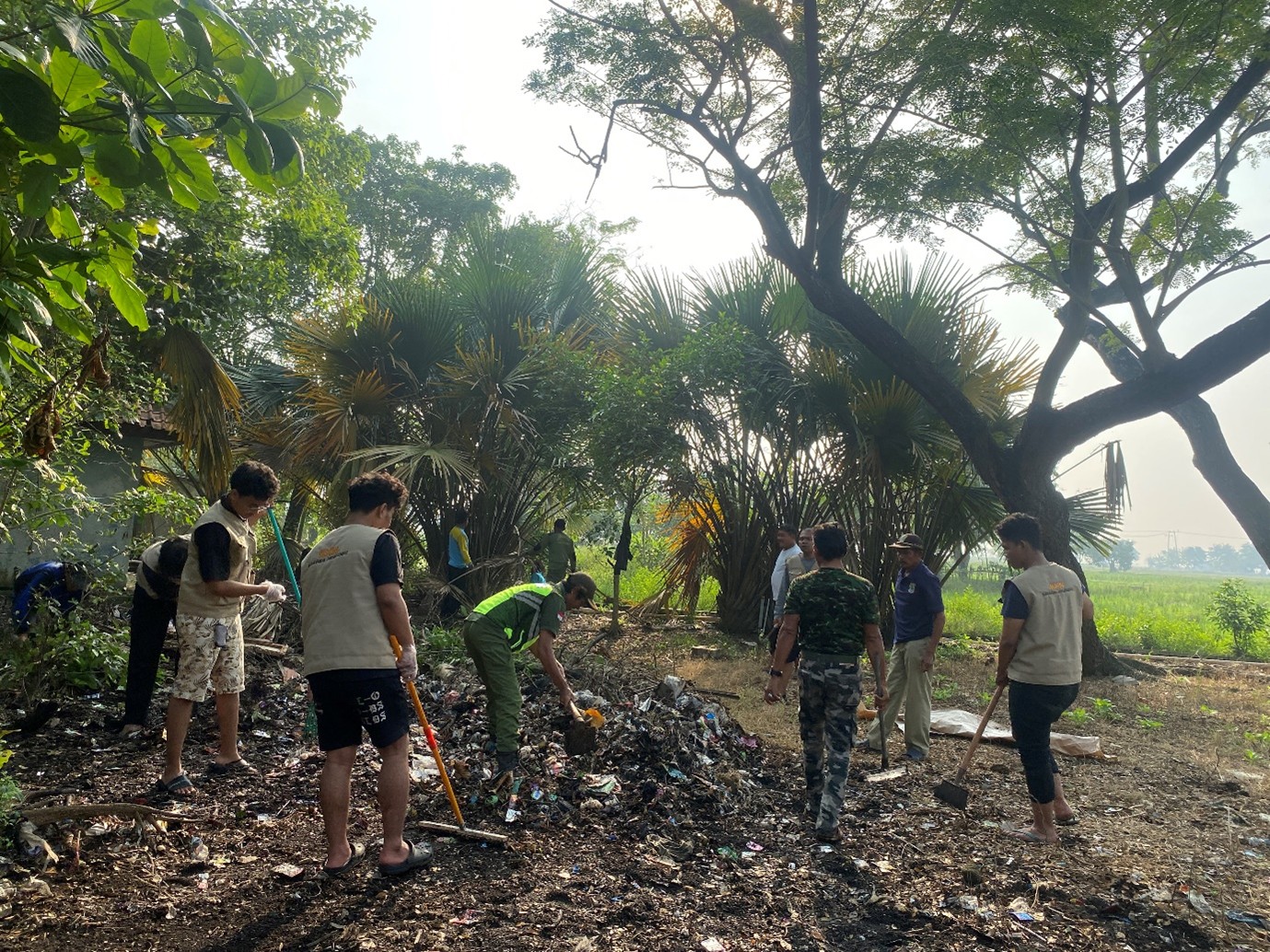 Gotong Royong Bersihkan Makam Syekh Quro